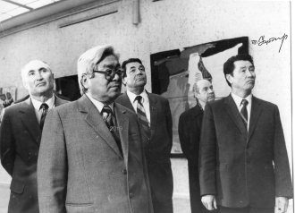 г.Фрунзе 1983 г. Руководители ЦК КП Киргизии за осмотром французской выставки в Киргизском гос музее изобразительных искусств